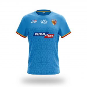 Blaues Fußballtrikot mit Sponsor-Logos und Vereinswappen, gelbe und rote Ärmelränder, geometrisches Muster.