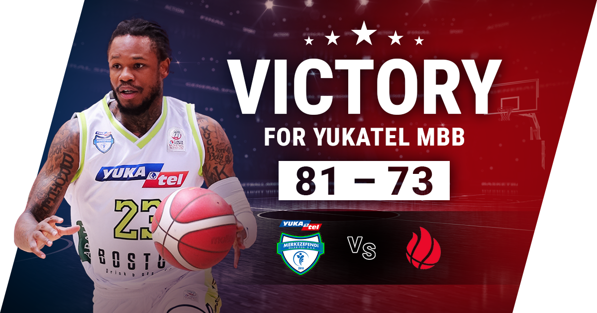 Basketballspieler feiert Sieg für Yukatel MBB mit 81-73 gegen Team, hält Basketball in der Hand.