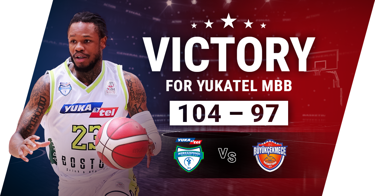 Basketballspieler feiert Sieg von Yukatel MBB gegen Büyükçekmece mit 104-97 Punkte im spannenden Spiel.