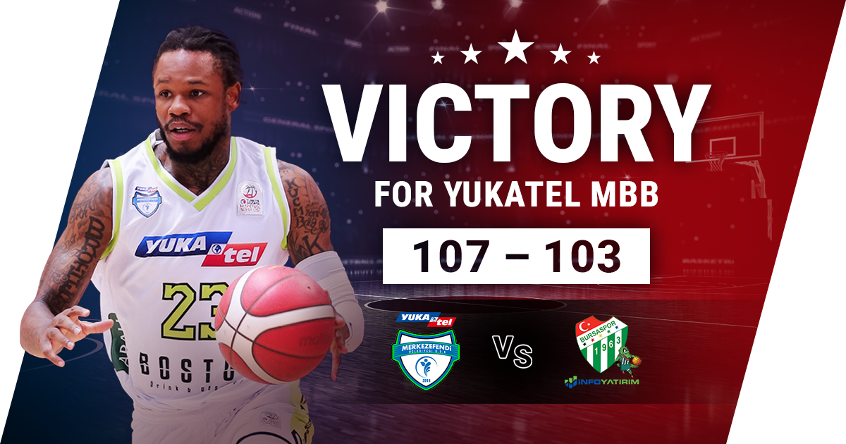 Basketball-Sieg: Yukatel MBB gewinnt 107-103 gegen Bursaspor, Spieler im Vordergrund mit Ball.